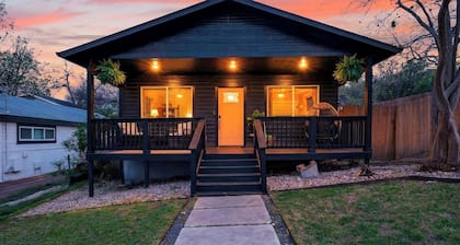 Eastside Keys by Avantstay Bright East Austin Stay + Backyard Dining + Near 6th St and Downtown