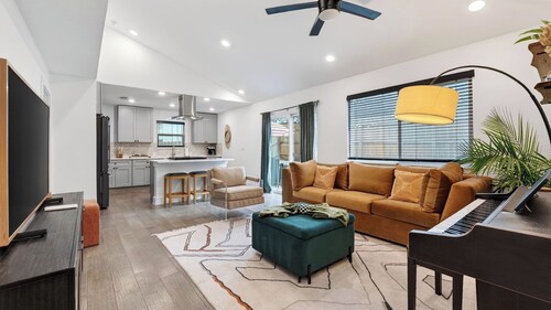 Eastside Keys by Avantstay Bright East Austin Stay + Backyard Dining + Near 6th St and Downtown