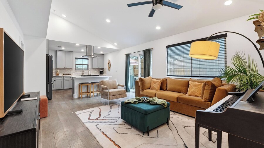 Eastside Keys by Avantstay Bright East Austin Stay + Backyard Dining + Near 6th St and Downtown