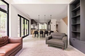 Smart TV, fireplace, table football, books - Spacious 6-Bedroom Chalet for 13 | Near Owl’s Head Ski & Golf (Potton)