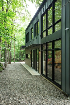 Exterior - Spacious 6-Bedroom Chalet for 13 | Near Owl’s Head Ski & Golf (Potton)