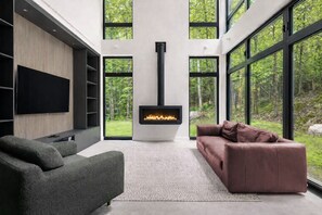 Interior - Spacious 6-Bedroom Chalet for 13 | Near Owl’s Head Ski & Golf (Potton)