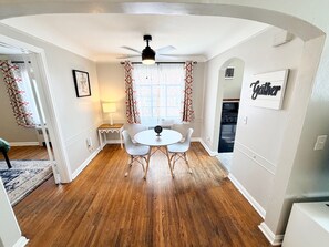 Dining - Cincy Furnished Stays Crimson Noir King Bedroom Apartment (Cincinnati)