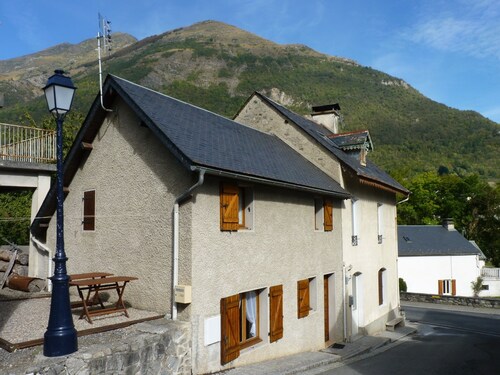 Charmante maison idéalement située au coeur de Sassis village de montagne.