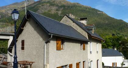 Charmante maison idéalement située au coeur de Sassis village de montagne.