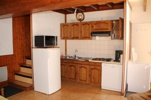 Fridge, microwave, stovetop, dishwasher - Charming house ideally located in the heart of a mountain village. (Sassis)