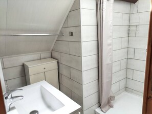 Shower, hair dryer, toilet paper