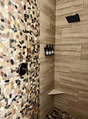 Shower, hair dryer, towels, soap - Upscale 2BR/2BA Cabin, Sleeps 6, Fireplace, Near Rainbow Lake, EV Charger, AC (Pinetop-Lakeside)