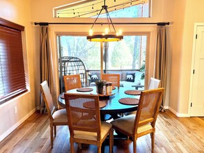 Dining - Upscale 2BR/2BA Cabin, Sleeps 6, Fireplace, Near Rainbow Lake, EV Charger, AC (Pinetop-Lakeside)