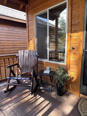 Terrace/patio - Upscale 2BR/2BA Cabin, Sleeps 6, Fireplace, Near Rainbow Lake, EV Charger, AC (Pinetop-Lakeside)