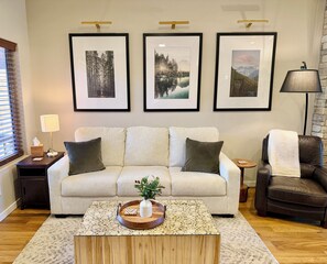 Smart TV, fireplace - Upscale 2BR/2BA Cabin, Sleeps 6, Fireplace, Near Rainbow Lake, EV Charger, AC (Pinetop-Lakeside)