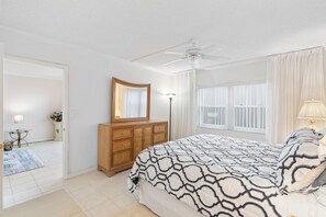 2 bedrooms, iron/ironing board, Internet, bed sheets - Beach Getaway in Pompano! 2BR/2BA Condo – Walk to Beach & Restaurants, groceries (Pompano Beach)