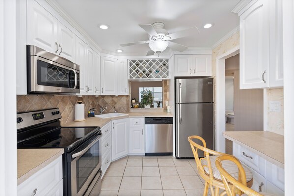 Microwave, oven, stovetop, dishwasher - Beach Getaway in Pompano! 2BR/2BA Condo – Walk to Beach & Restaurants, groceries (Pompano Beach)