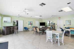Dining - Beach Getaway in Pompano! 2BR/2BA Condo – Walk to Beach & Restaurants, groceries (Pompano Beach)