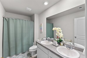 Sèche-cheveux, bidet, serviettes fournies, savon