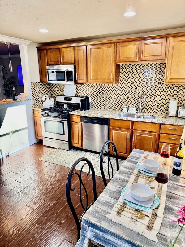 Private kitchen - Walk to OCU •Lazy Leopard Lounge •Stylish OKC Stay• 2 bedroom• KING & QUEEN (Oklahoma City)