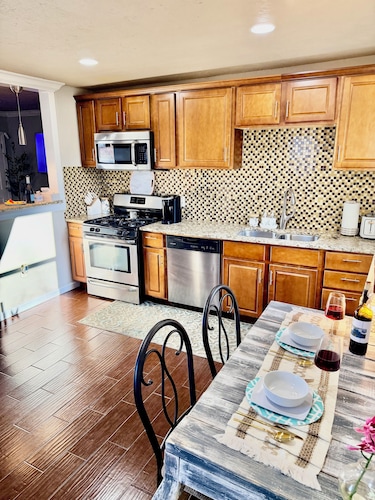 Walk to OCU •Lazy Leopard Lounge •Stylish OKC Stay• 2 bedroom• KING & QUEEN