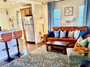 Interior - Walk to OCU •Lazy Leopard Lounge •Stylish OKC Stay• 2 bedroom• KING & QUEEN (Oklahoma City)