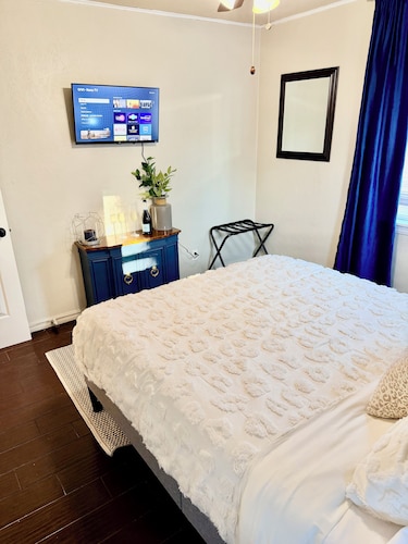 Walk to OCU •Lazy Leopard Lounge •Stylish OKC Stay• 2 bedroom• KING & QUEEN