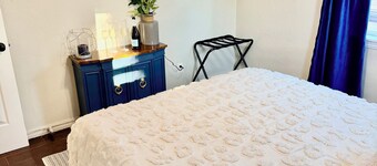 Walk to OCU •Lazy Leopard Lounge •Stylish OKC Stay• 2 bedroom• KING & QUEEN