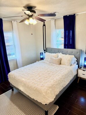 2 bedrooms, iron/ironing board, WiFi, bed sheets - Walk to OCU •Lazy Leopard Lounge •Stylish OKC Stay• 2 bedroom• KING & QUEEN (Oklahoma City)