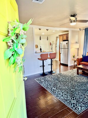 Interior - Walk to OCU •Lazy Leopard Lounge •Stylish OKC Stay• 2 bedroom• KING & QUEEN (Oklahoma City)