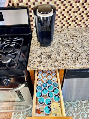 Private kitchen - Walk to OCU •Lazy Leopard Lounge •Stylish OKC Stay• 2 bedroom• KING & QUEEN (Oklahoma City)