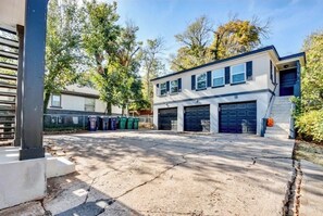 Property grounds - Walk to OCU •Lazy Leopard Lounge •Stylish OKC Stay• 2 bedroom• KING & QUEEN (Oklahoma City)