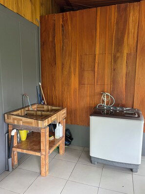 Interior - Ceiba EcoContainer / La Fortuna / Jacuzzi - AC - WIFI. (Agua Azul)