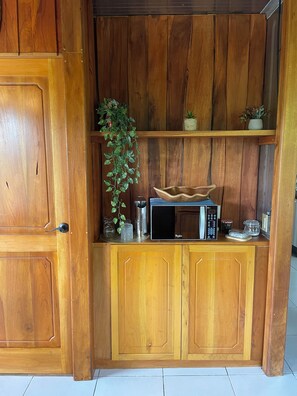 Interior - Ceiba EcoContainer / La Fortuna / Jacuzzi - AC - WIFI. (Agua Azul)