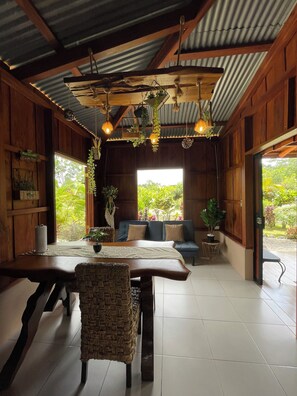 Interior - Ceiba EcoContainer / La Fortuna / Jacuzzi - AC - WIFI. (Agua Azul)