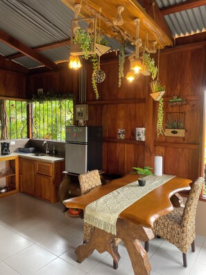 Dining - Ceiba EcoContainer / La Fortuna / Jacuzzi - AC - WIFI. (Agua Azul)