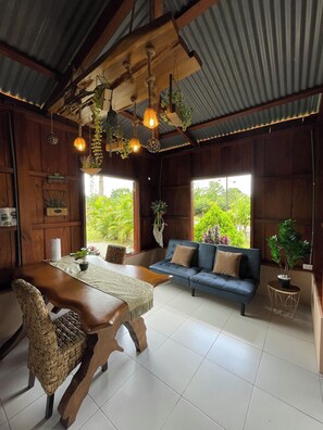 Interior - Ceiba EcoContainer / La Fortuna / Jacuzzi - AC - WIFI. (Agua Azul)