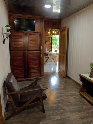 Interior - Ceiba EcoContainer / La Fortuna / Jacuzzi - AC - WIFI. (Agua Azul)