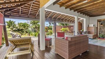 Bungalow, pemandangan kolam renang | Teras/patio