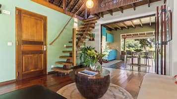 Bungalow, Garden View | Living area