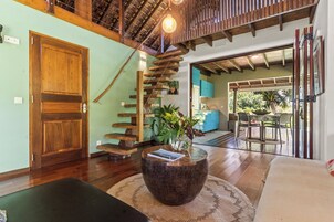 Bangalô, vista para o jardim | Área de estar