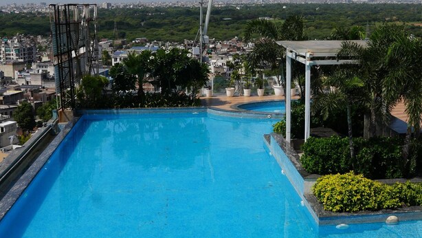 Una piscina en la azotea con vistas despejadas del paisaje urbano.
