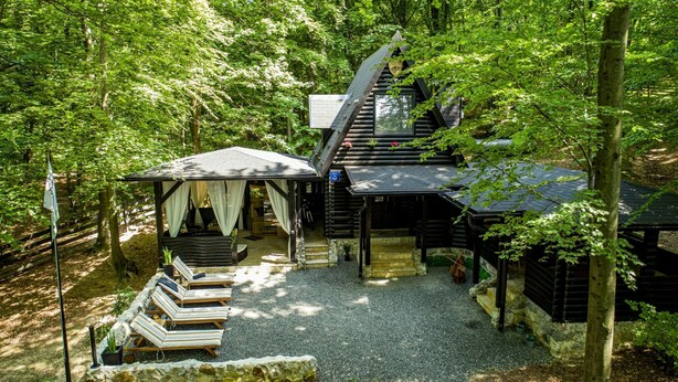 A cabin with a covered seating area and a staircase leading to a loft. - Forest home with pool, jacuzzi and sauna for relaxing and fun (Ivanec)