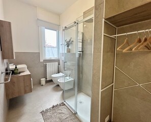 Doccia, asciugacapelli, bidet, asciugamani