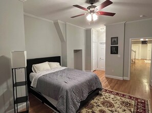 3 habitaciones, tabla de planchar con plancha, wifi y ropa de cama
