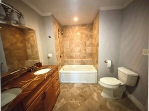 Secadora de cabello, toallas, jabón, papel de baño