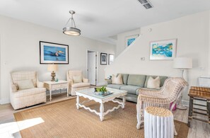 Smart TV - After Dune Delight! Freshly remodeled 4/4, across street from beach, near Plantation clubhouse. (St. George Island)
