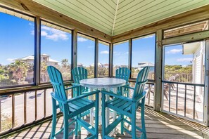 Outdoor dining - After Dune Delight! Freshly remodeled 4/4, across street from beach, near Plantation clubhouse. (St. George Island)