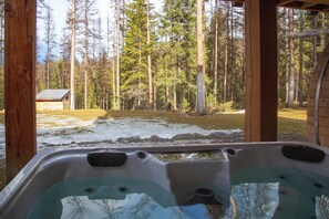 Outdoor spa tub - New! Hot Tub, Sauna, Dog Friendly, 2 Living Spaces Near Whitefish & Glacier (Whitefish)