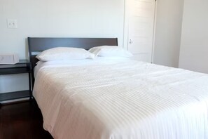 1 slaapkamer, een strijkplank/strijkijzer, wifi, beddengoed