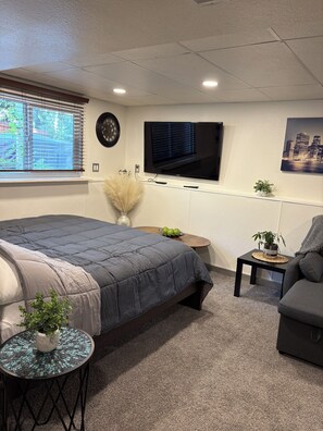 Room - Cozy 4BR Home Near Cherry Creek State Park - Hot Tub & Private Backyard & Patio (Englewood)