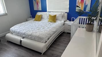 3 habitaciones, escritorio y tabla de planchar con plancha