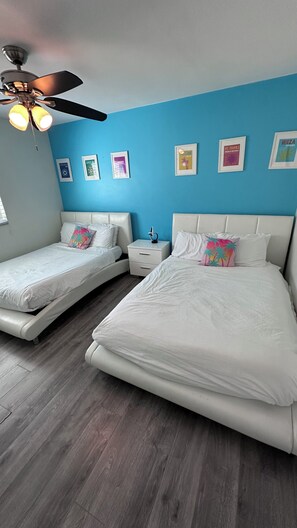 3 bedrooms, desk, iron/ironing board, travel cot - Awesome 3 Bedroom with heated pool/spa-Great Location!-close to beach & downtown (Hollywood)