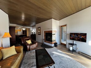 TV, fireplace - Enjoy stunning mountain views at Eolus 428, a cozy 2-bedroom condo in Purgatory Village. (Durango)